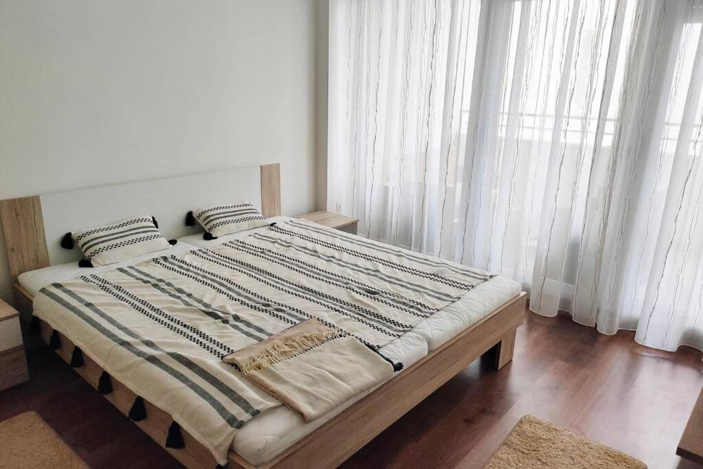 Plaza Apartman - City Center, Free Parking, Free Wifi เดเบรตเซน ภายนอก รูปภาพ